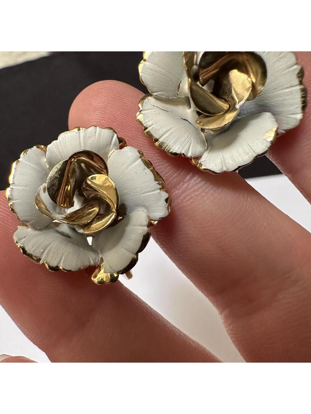 Vintage Giovanni Flower Gold Tone / White Clip On Non Pierced Earrings - Picture 6 of 7